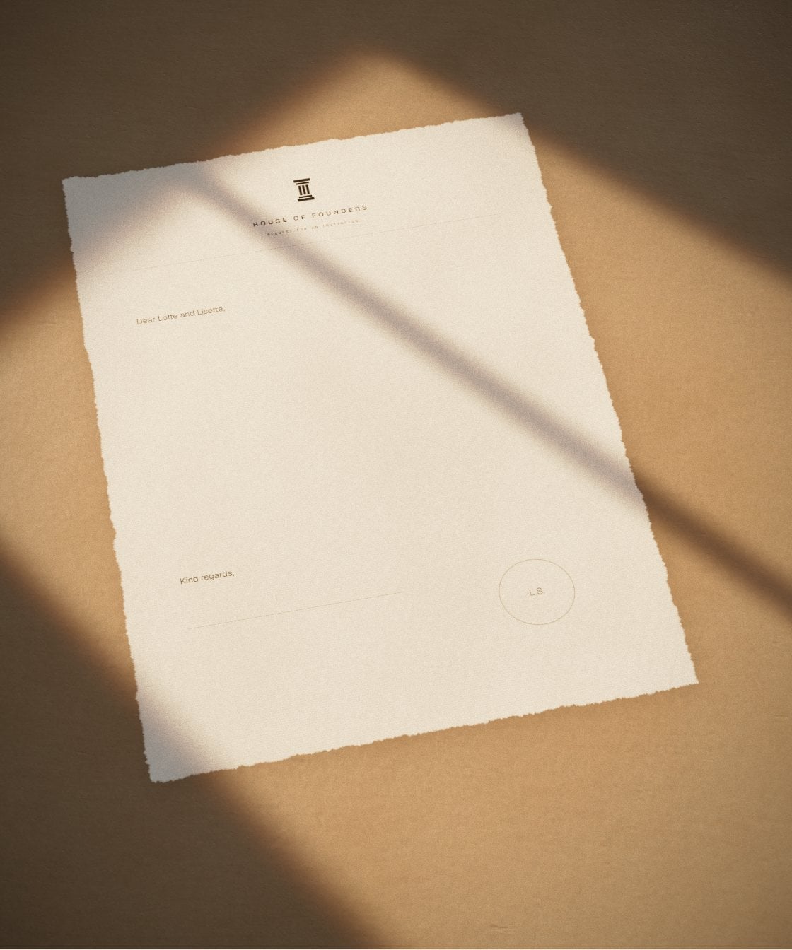 Een blanco brief van House of Founders op een tafel in de late zon. Onderaan de pagina is de plek voor het lakzegel aangegeven.